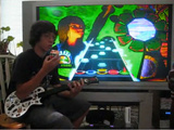 WTF? Guitar Hero auf Profi und gleichzeitig den Zauberwürfel lösen - das geht!
