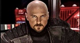 Kane aus Command & Conquer zockt Need for Speed Shift