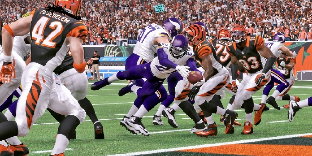 Ein Runningback springt mit Ball in die Endzone.