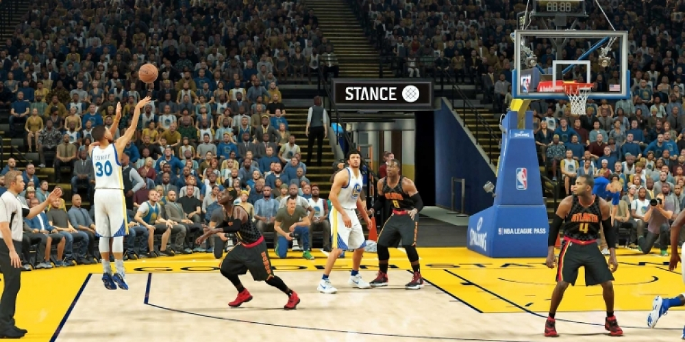 Dreier mit Ansage: Wenn MVP Steph Curry zum Distanzwurf ansetzt, kann auch unser Nationalspieler Dennis Schröder von den Miami Heat nur zugucken.