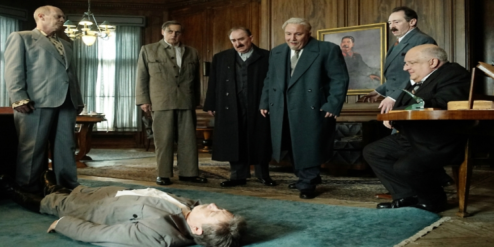 Die Towarischs von Stalin stehen in seinem Büro um seinen Körper herum.