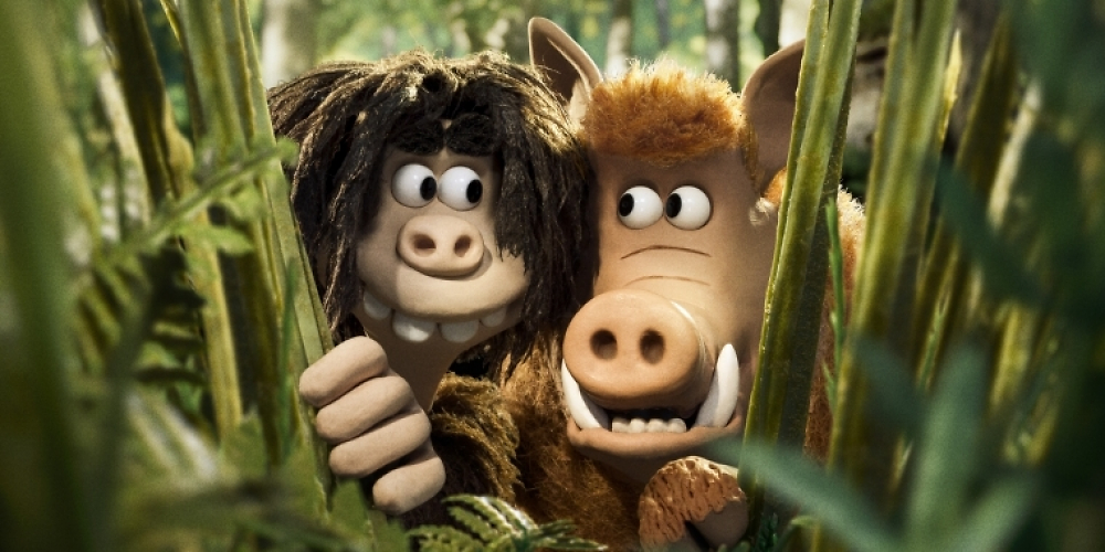 Szenenbild: "Early Man - Steinzeit bereit" (2018)
Dug und sein Wildschwein schauen aus dem Gebüsch heraus.