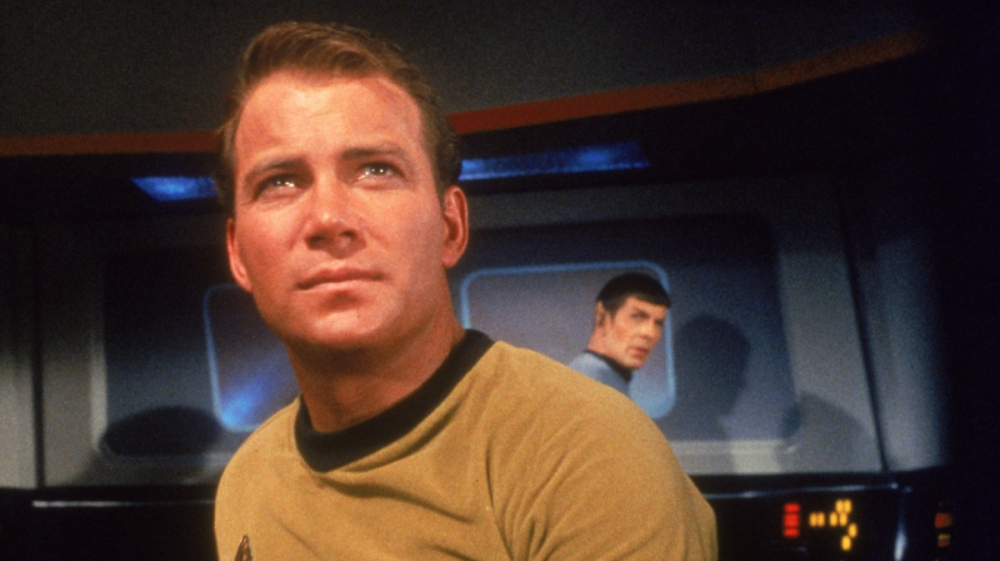 Star Trek-Legende William Shatner zeigt sich mit 95 Jahren rauchend am Strand
