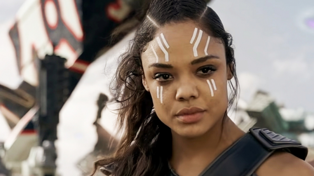 Marvel-Star Tessa Thompson verteilt augenzwinkernd Spitzen: Chris Hemsworth als Thor nur ein "Baby mit Muskeln"