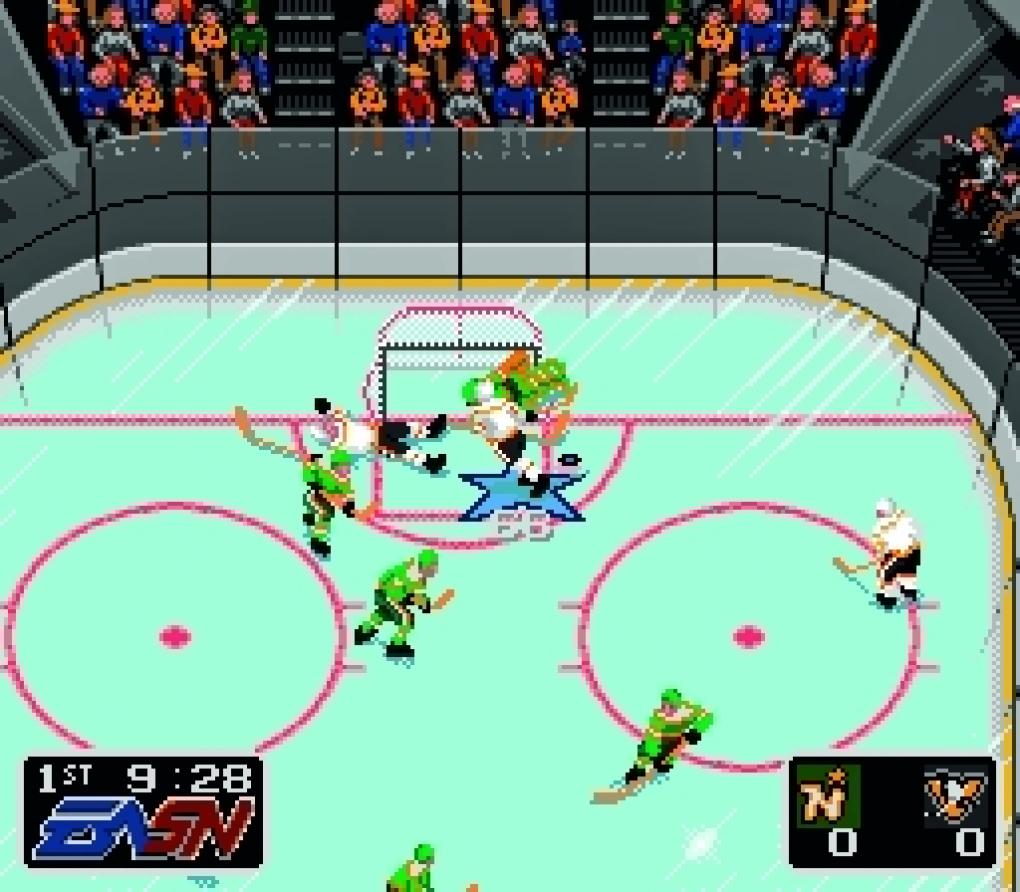 EA Hockey (1991)
EA Hockey steht stellvertretend für alle wunderbaren Eishockey-Spiele von Electronic Arts, die es für das Mega Drive gibt. Tore, Wiederholungen, Prügeleien – diese Kufenflitzerei war ihrer Zeit damals weit voraus. Was ihr vielleicht noch nicht wisst: EA Hockey stellt den Ursprung der noch heute beliebten NHL-Reihe dar. EA bleibt dem Mega Drive noch viele Jahre treu, erst NHL 98 markiert das Ende der Serie auf dem Mega Drive.