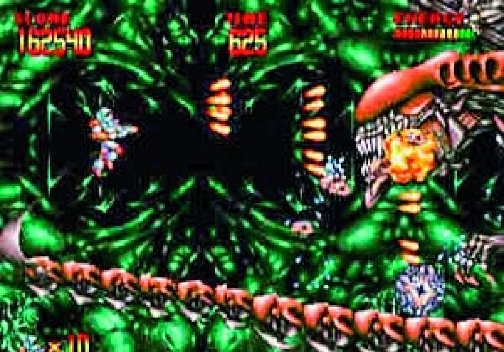 Mega Turrican (1994)
Der dritte Teil der deutschen Turrican-Reihe glänzt am Mega Drive im Vergleich zur Amiga-Umsetzung mit mehr Farben, Objekten und einem Zusatzlevel. Die Spielfigur ist inzwischen mit einem Plasma-Seil unterwegs, mit dem sie sich auf höhere und weiter entfernte Ebenen schwingt. Sonst bleibt alles beim Alten: ballern, ballern, ballern, hüpfen und Extras sammeln. Technisch ist Mega Turrican eines der besten Mega-Drive-Spiele.