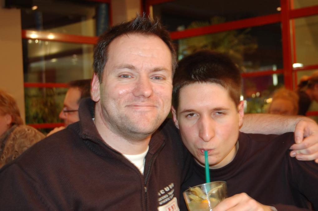 9. Jede Menge Spaß - Habt ihr alle unsere Tipps beherzigt, wird eure Party der Renner des Jahres und eure Gäste unterhalten sich noch in 10 Jahren über eure Fatsche. 
Thomas und Christoph haben alle Regeln befolgt und es hat sichtlich geholfen! 
In diesem Sinne: Rutscht gut rein!