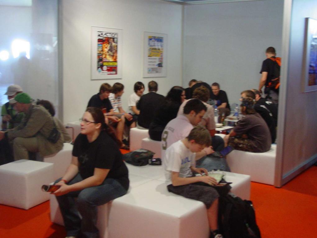 2. Location - Gut, unsere Abo-Lounge auf der GC 2008 wäre perfekt geeignet für eine knackige Silvester-Party. Wir raten euch einfach: Feiert nicht zu Hause, dann müsst ihr hinterher nicht aufräumen!