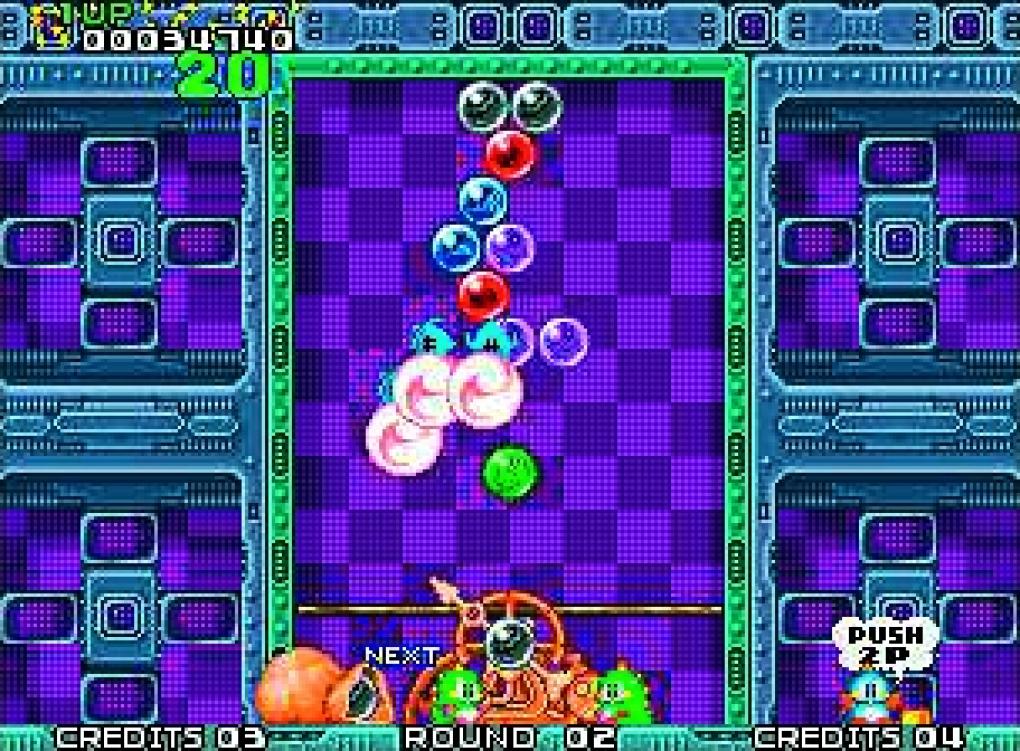 Bust-A-Move (1994)
Manche Spiele sind einfach so simpel und trotzdem gut, dass sie auf fast alle Plattformen umgesetzt werden. Bust-A-Move (auch als Puzzle Bobble bekannt) zählt dazu. Der Startschuss fiel auf dem Neo Geo MVS. Ihr schießt vom unteren Bildschirmrand farbige Kugeln nach oben. Berühren sich mindestens drei gleichfarbige Bälle, lösen sie sich auf. Ein echter Knobel-Klassiker, nur Tetris ist besser.