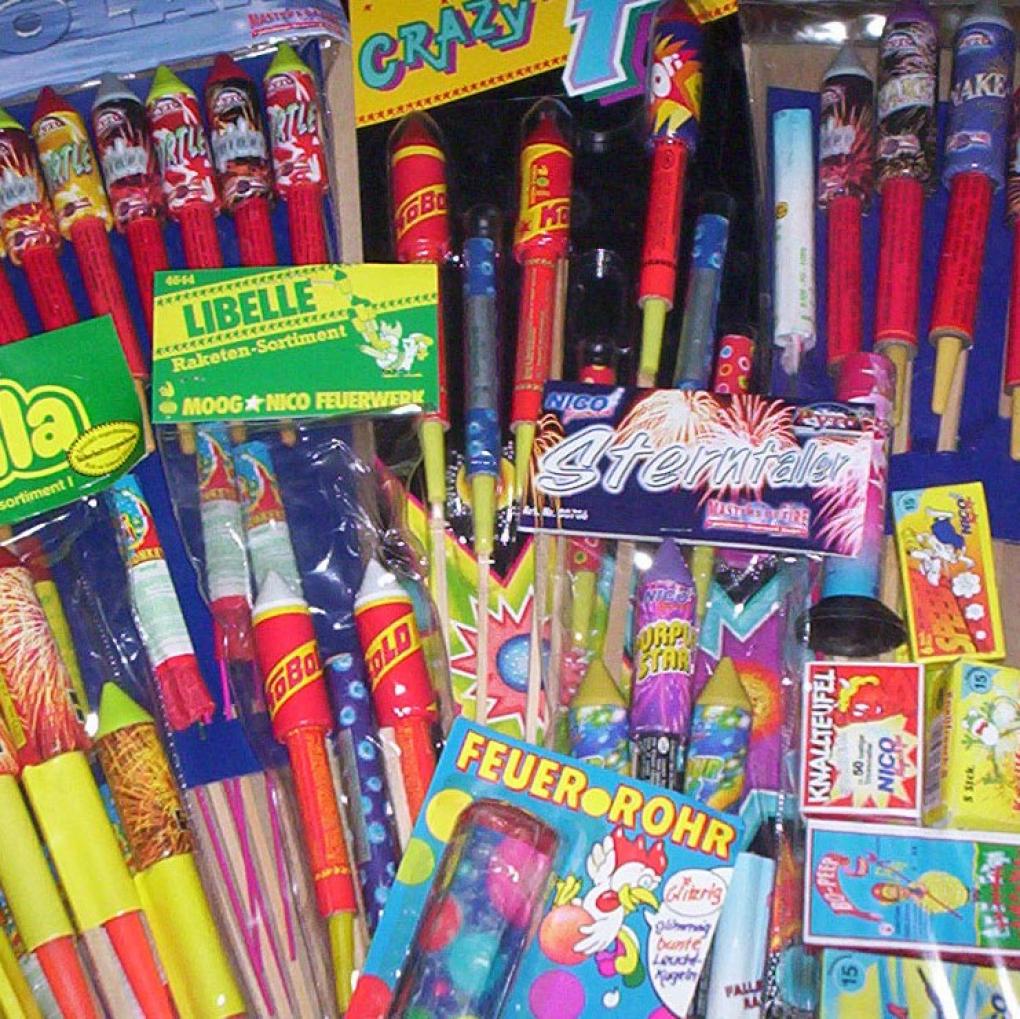 8. Silvester-Knaller - Gegen Mitternacht begeben sich erfahrungsgemäß alle Leute nach draußen und zündlen herum. Damit ihrs krachen lassen könnt, besorgt ihr euch am besten eine große Tüte Böller.