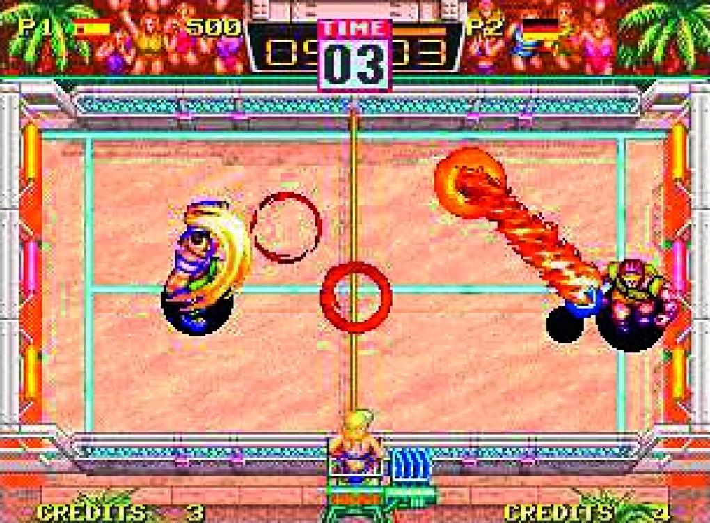 Windjammers (1994)
Zugegeben, es klingt behämmert: ein Frisbee-Spiel für den Fernseher? Und solo hält euch das Turnier wegen der geringen Abwechslung auch nicht lang am Joystick. Doch zu zweit offenbaren sich wahre Partyqualitäten. Jeder versucht, die Wurfscheibe möglichst fies hinter den Gegner zu platzieren, um zu punkten. „Raketenwurf“ ruft der deutsche Charakter des Spiels bei seinem Spezialwurf dabei. Grandios.