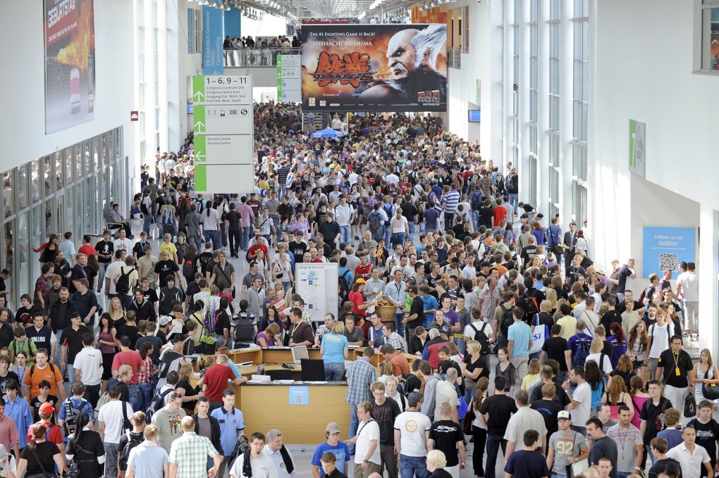 Die Besucher strömen durch in die Messe