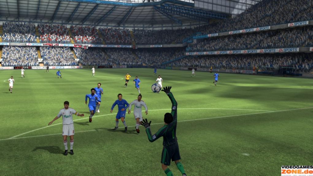 Glanzparade: Mit den Fingerspitzen lenkt der Torwart in FIFA 10 den Ball ins Aus – zu häufig!