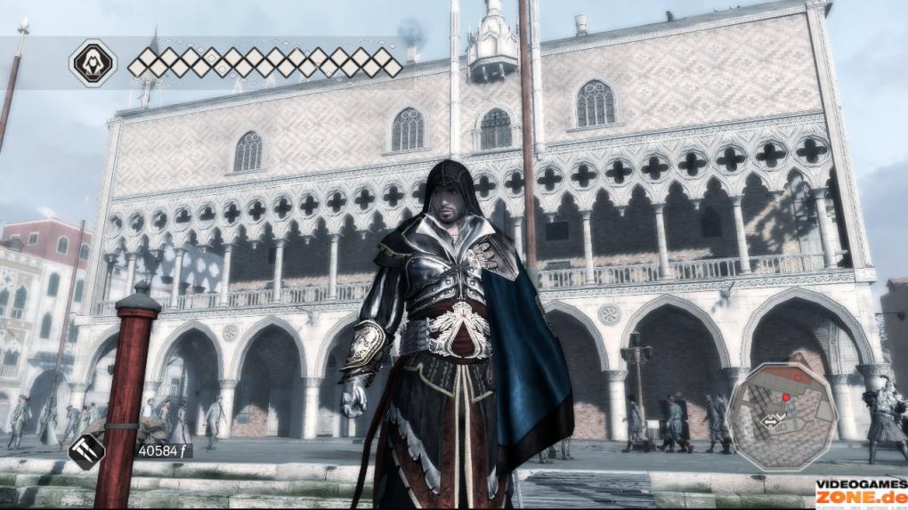 Bei eurem ersten Besuch in Monteriggioni führt Ezios Onkel Mario den frisch gebackenen Assassinen in eine geheime Kammer unterhalb der Villa Auditore. Dort ruht seit den Ereignissen aus Assassin‘s Creed die Rüstung des damaligen Protagonisten Altair. Um sie zu erlangen, müsst ihr die sechs Siegel legendärer Mitglieder des Assassinenordens finden und in die Statuen in der Gruft einsetzen. Anschließend darf sich Ezio die Rüstung überstreifen, die mehr Schaden aushält als jede andere Bekleidung und dem Helden einen Gesundheitsbonus verleiht.