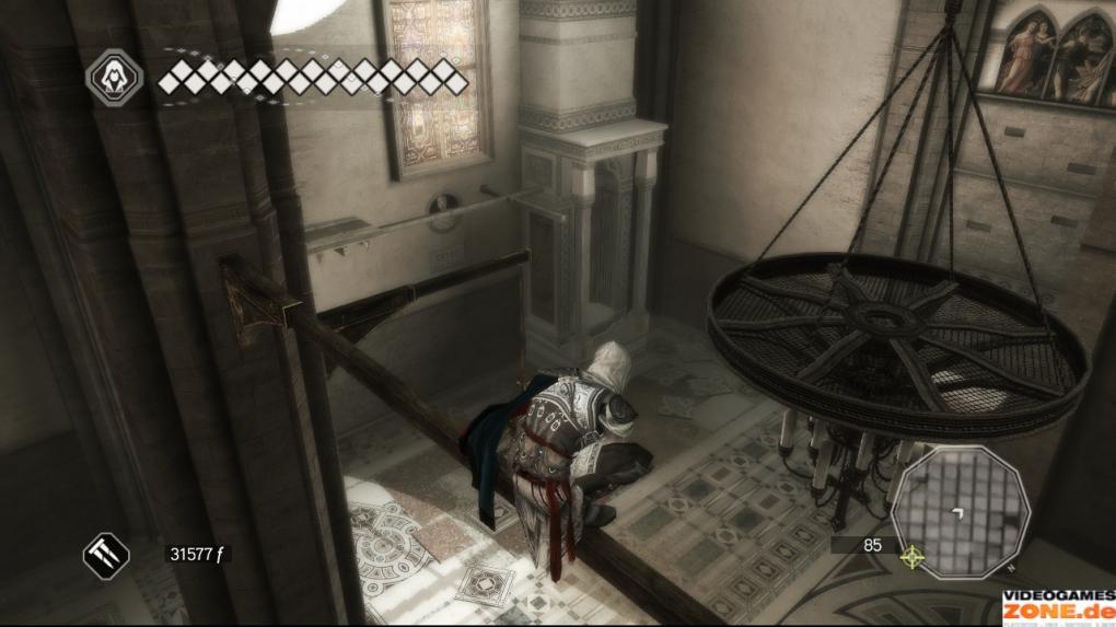 Springt auf den nächsten Kronleuchter und von dort nach links, so dass Ezio die Leiter herunterstößt. Anschließend geht es über die Balken zu eurer Rechten und den Kamin hinauf. Schwingt euch von dort aus in einer geraden Linie über die Streben und Kronleuchter nach Osten.