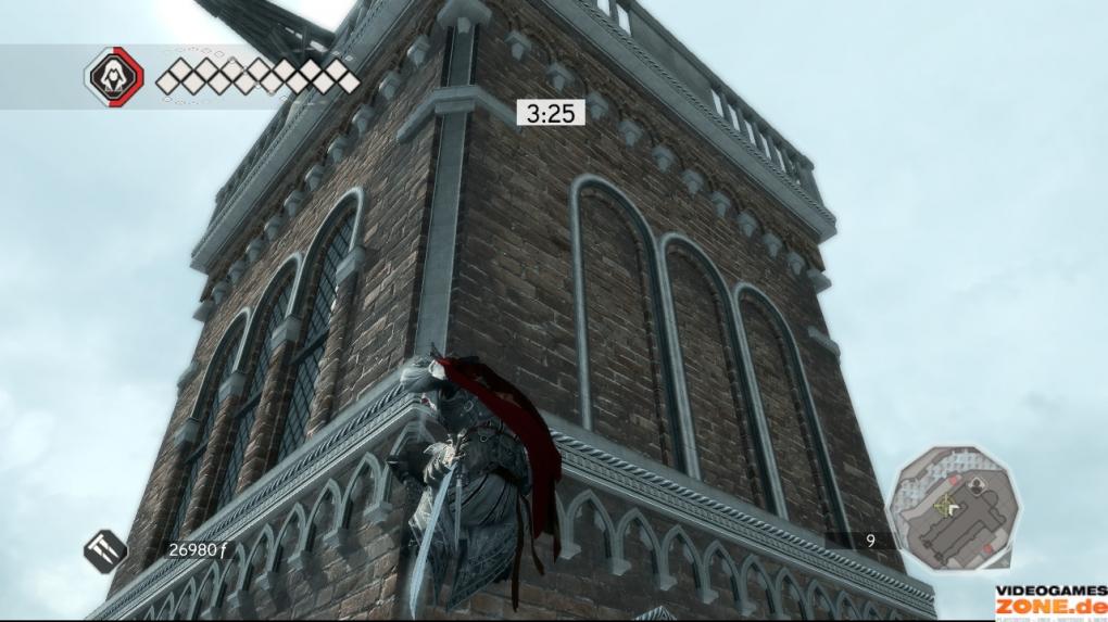 Per Klettersprung bewegt sich Ezio nach oben bis zu den zugemauerten Fenstern. Hangelt euch links um die Ecke und nutzt die Fenster auf dieser Seite als Aufstiegshilfen, bis ihr die Turmspitze erreicht.