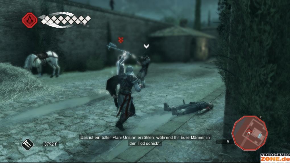 Per Adlerauge halten Sie Ausschau nach dem golden markierten Erzbischof. Der Pfaffe ist mit einer zweihändigen Axt bewaffnet und lässt sich im Nahkampf nur schwer besiegen. Am besten, Ezio ersticht ihn von hinten, wenn Salviattis Aufmerksamkeit einem der Söldner gilt.