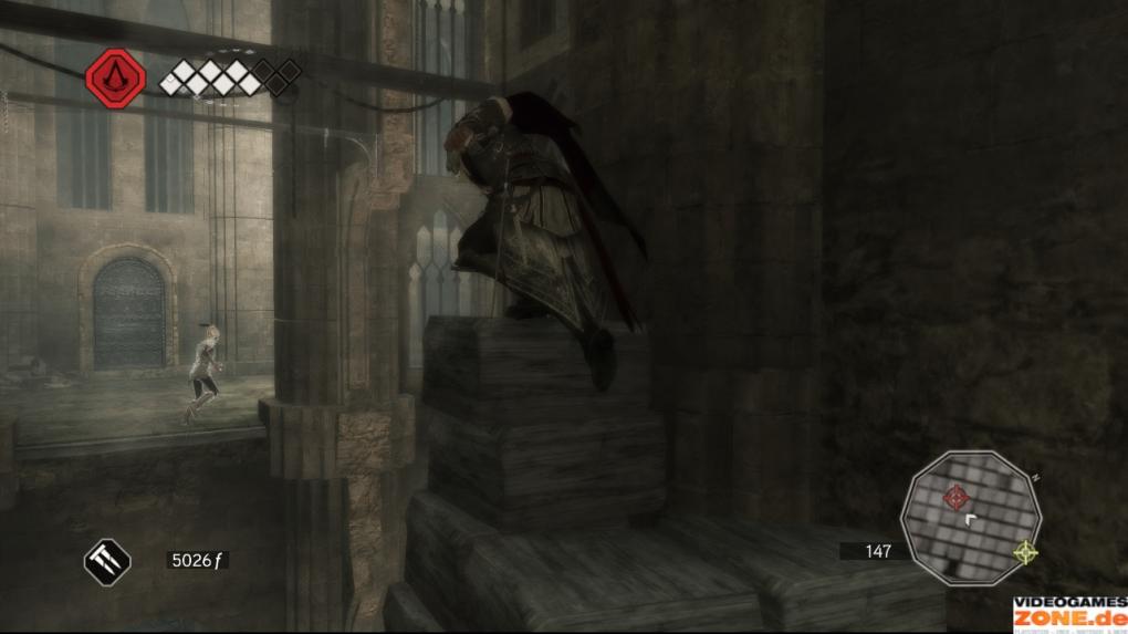 Weiter geht es bis zum ersten Gitter, das Ezio rechts umgeht. Über den nächsten Abgrund gelangen Sie mithilfe der Kisten auf der rechten Seite und der Stangen über der zerstörten Brücke.