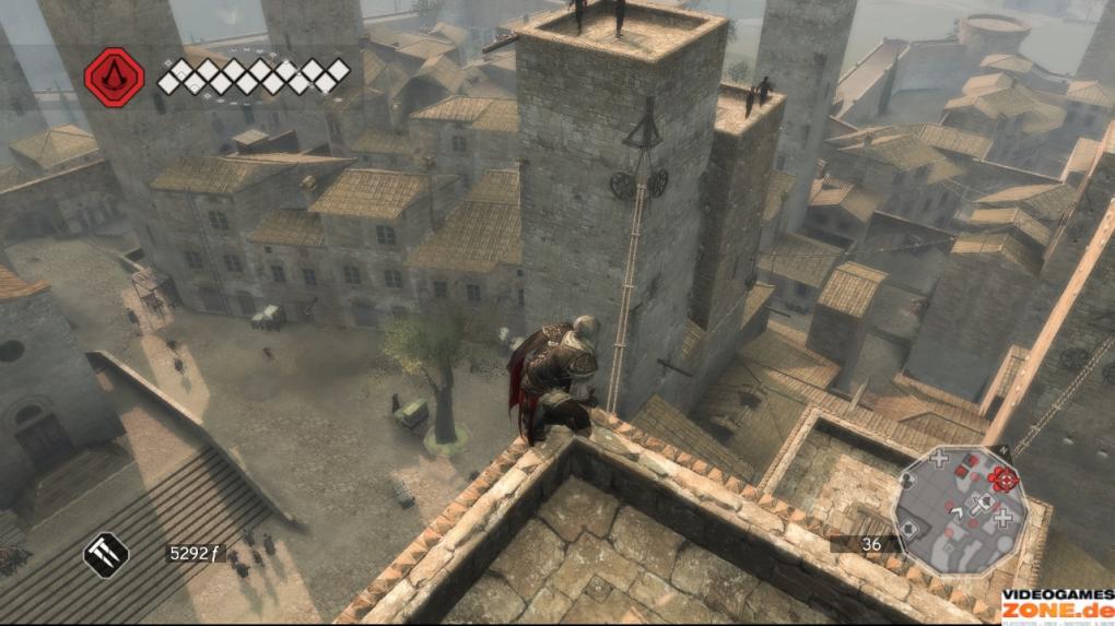 Sind die Wachen auf diesem Turm erledigt, springen Sie hinunter auf das Seil, das zum angrenzenden Gebäude verläuft. Oben eliminieren Sie die Wächter, danach springen Sie auf den kleineren Turm daneben und wiederholen das Ganze.