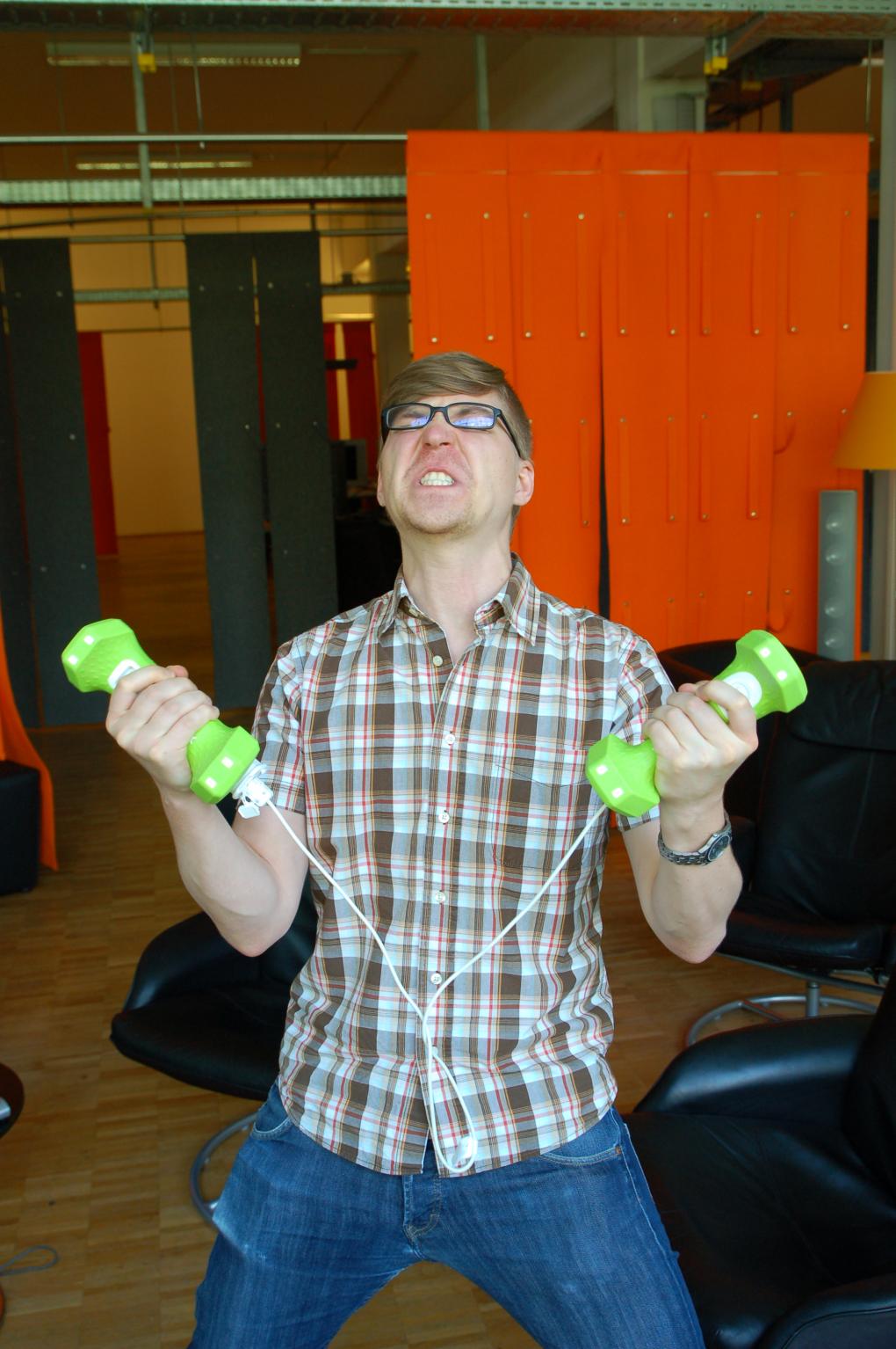 Playtz 9 - Es kann sogar fit machen!
Bestes Beispiel ist hier Nintendos Wii Fit, eine Art Trainingssoftware mit Minispielen. Dank beigelegter Waage ermöglicht das Game witzige Balance-Spielereien sowie knallharte Gewichtsstatistiken. Aber auch die alten EyeToy-Fitnessgames sowie die kommenden Move-gesteuerten Spiele zeigen, dass Zocken wirklich sportlich sein kann. In Zukunft wird es auf jeder Plattform viele Spiele geben, für die ihr euch bewegen müsst. Und wenn ihr euch bewegt, werden Kalorien verbrannt.