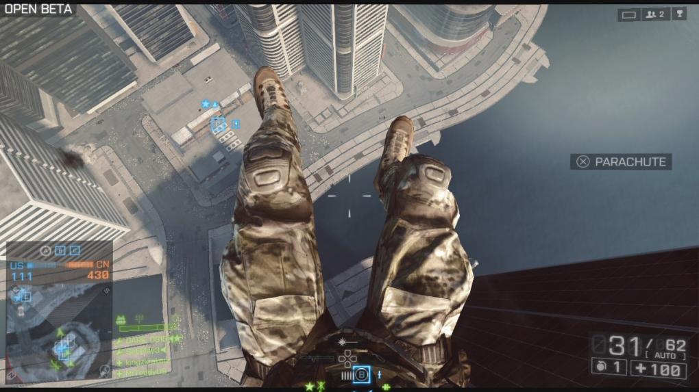 Vom Hochhaus in der Mitte der Map sind alle anderen Hausdächer mittels Fallschirm erreichbar.