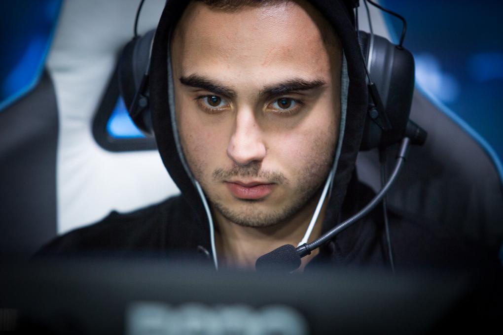 „KuroKy“ ist der erfolgreichste deutsche eSportler der letzten fünf Jahre. Takhasomi gewann 2015 mit seinem damaligen Clan Team Secret das wichtigste Dota-Turnier The International, wo er sein bislang größtes Preisgeld in Höhe von 144.000 Euro abräumte. Insgesamt hat der 24-jährige Berliner bereits über eine halbe Million Euro an Preisgeldern eingestrichen. Geld verdient er aber auch mit Live-Streams auf Twitch und einem Festgehalt. Für ihn ist eSportler ein ebenso schöner wie intensiver Beruf: „Die Leute sehen oft nur das Geld, aber nicht die harte Arbeit, die in den Job fließt.“ 