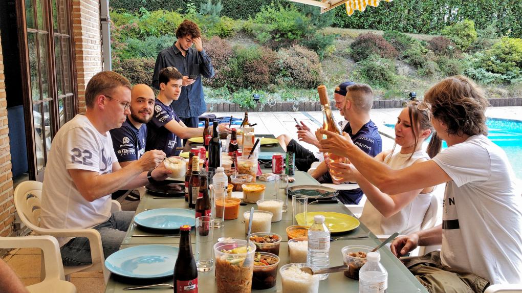 Bei acht bis zehn Stunden Training am Tag gehört ausgiebiges Futtern - gerne mal
vom Lieferdienst, denn Zeit für Kochen hat hier kaum jemand - natürlich dazu.