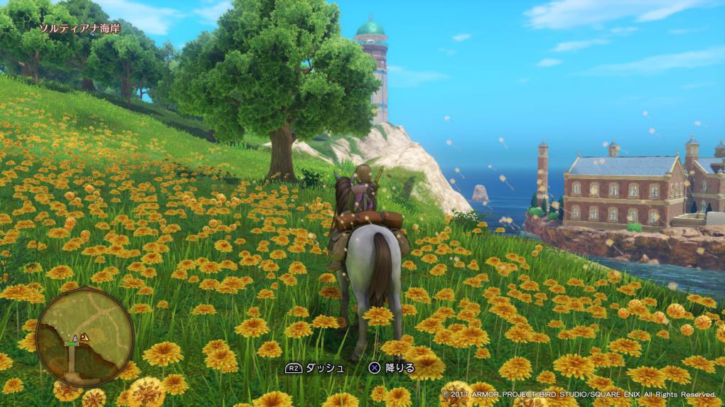 Was für eine Idylle! Die Wiese steht in voller Blüte, in der Entfernung steht ein Leuchtturm... doch trotzdem brauen sich schlimme Dinge in der Welt von Dragon Quest 11 zusammen.
