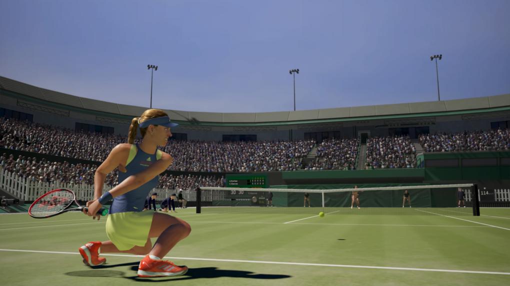 Einzigartig. Angelique Kerber geht beim Schlag ab und an extrem tief in die Hocke. Schön, dass die Entwickler diesen Signature Move eingebaut haben. Dieser Screenshot stammt übrigens aus der manuellen Wiederholung, die sich nach jedem Ballwechsel über das Optionsmenü aufrufen lässt.&nbsp;