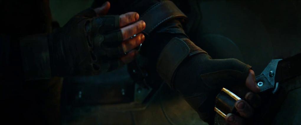 Captain America zurrt die Ledergurte eines neuen (oder alten?) Schildes fest.