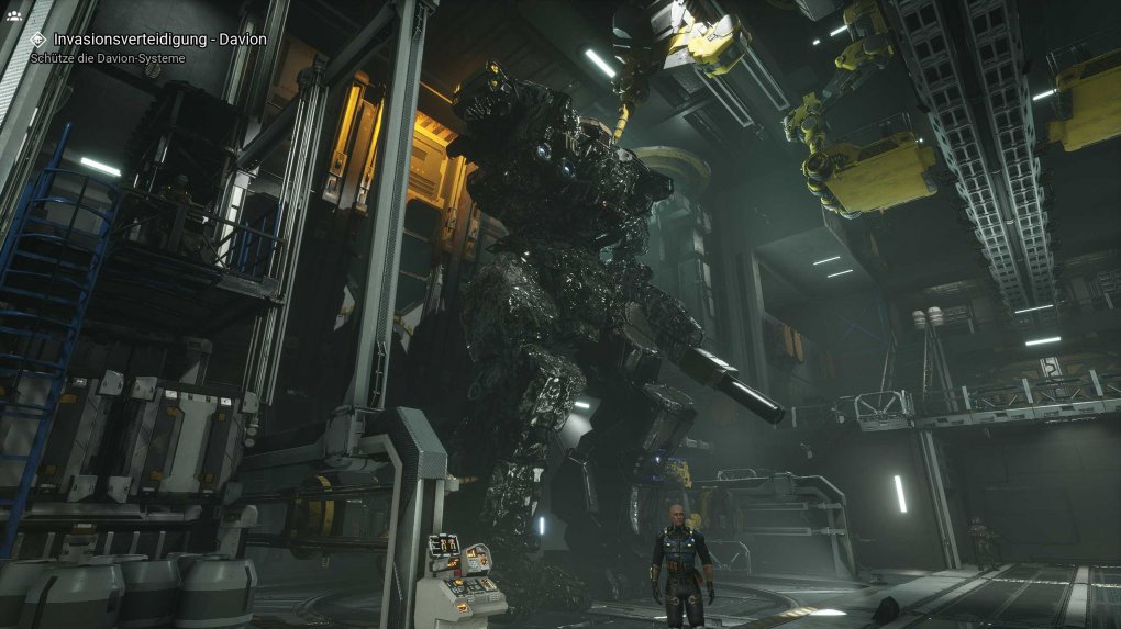 Mechwarrior 5: Mercenaries - Dieses Bild aus eurem Mech-Hangar verdeutlicht, wie groß die Kampfmaschinen sind. Zwischen Missionen könnt ihr in Ego-Sicht auf eurem Raumschiff herumlaufen und euch umsehen.