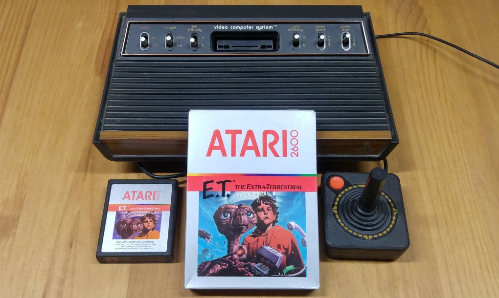 So sah das Atari VCS aus liebe Kinder! Links ein E.T. -Modul, daneben die zugehörige Packung und rechts der charakteristische CX40-Joystick. <strong> </strong>