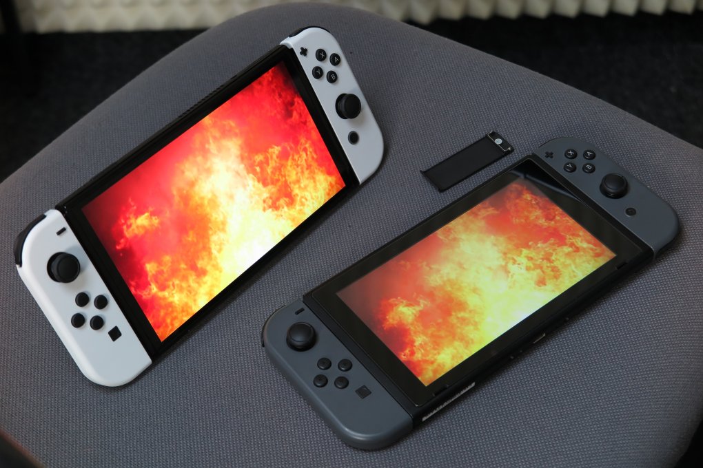 Zwei Nintendo Switch mit Flammen im Screen.