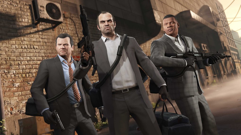Die Story-Charaktere von GTA 5 stehen schwer bewaffnet nebeneinander.