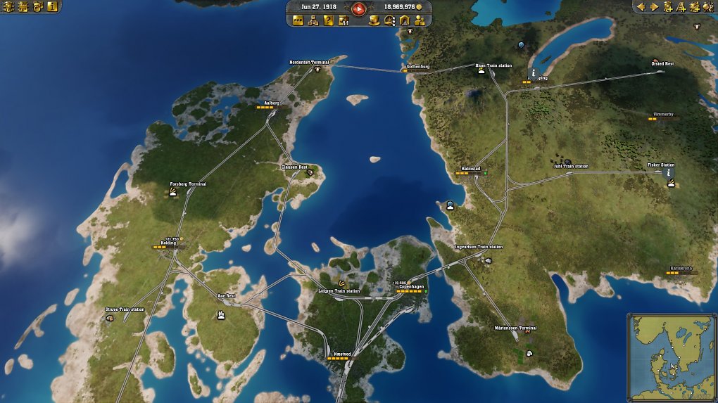 Die Spielkarte zeigt Dänemark und Schweden, wo viele Städte und Betriebe mit Gleisen verbunden sind.