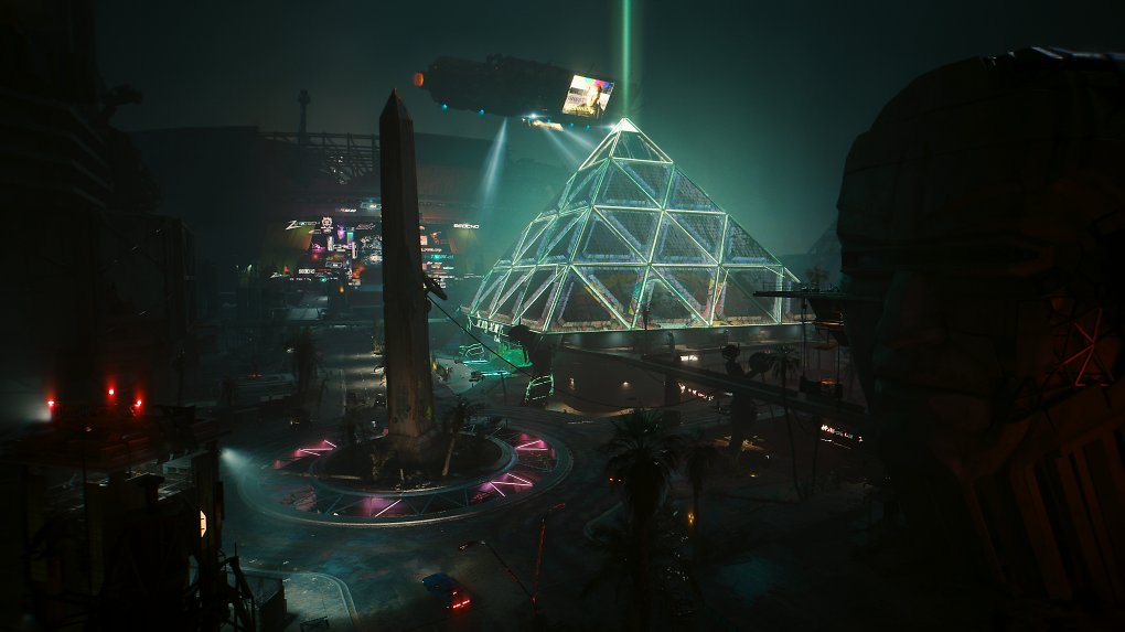 Dogtown bei Nacht mit einem Obylisken und einer beleuchteten Pyramide, die an Las Vegas erinnern.