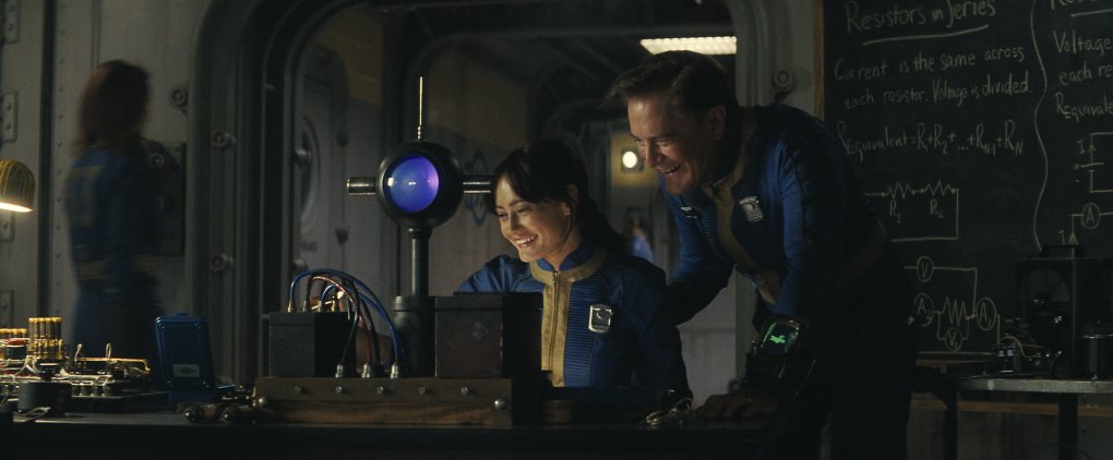 Lucy und ihr Vater sitzen im Vault an der Reparatur eines technischen Geräts