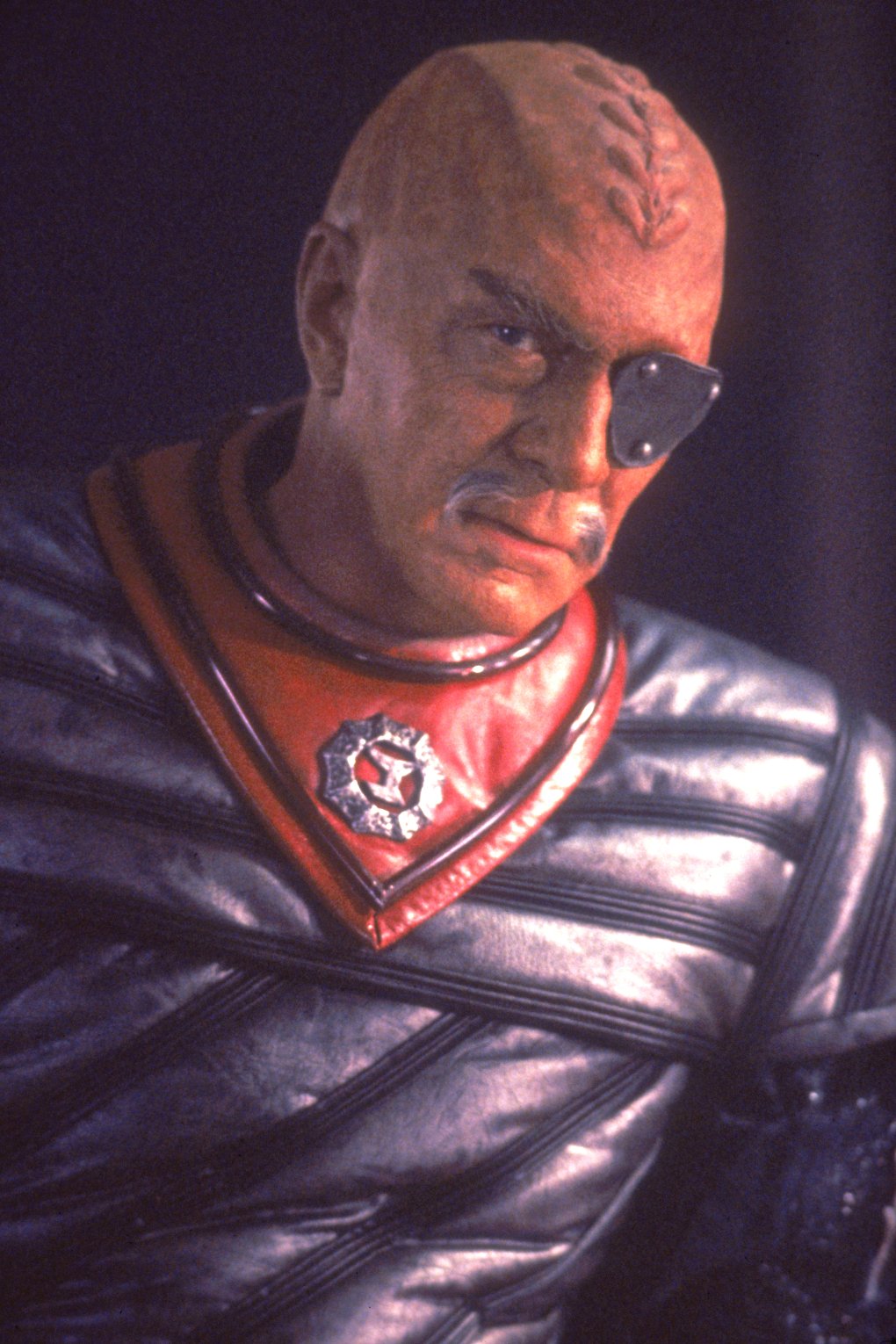 Christopher Plummer spielt General Chang - nicht einmal mit der Lupe kann man das Klingonensymbol auf den Nieten seiner Augenklappe erkennen.