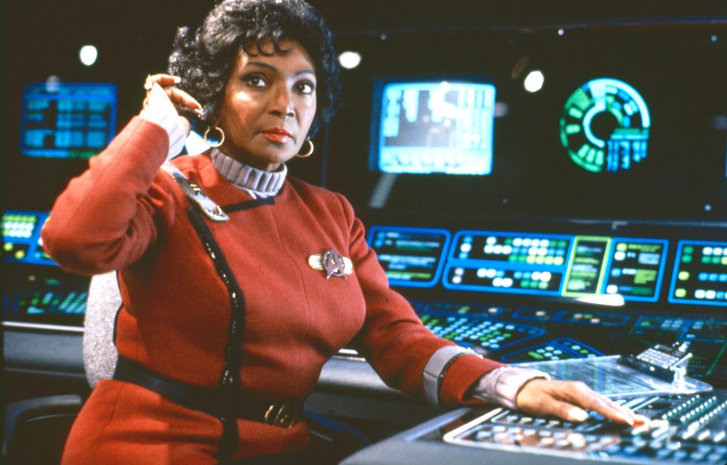 Kommunikationsoffizierin Uhura kurz vor der berüchtigten Wörterbuch-Szene
