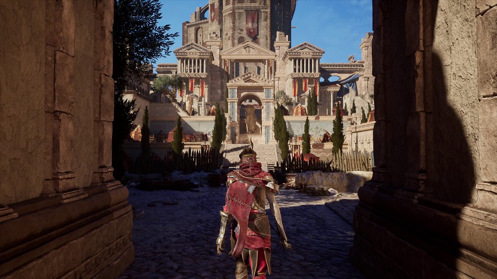 Der Maskenlose Held blickt auf eine mediterrane Stadt.
