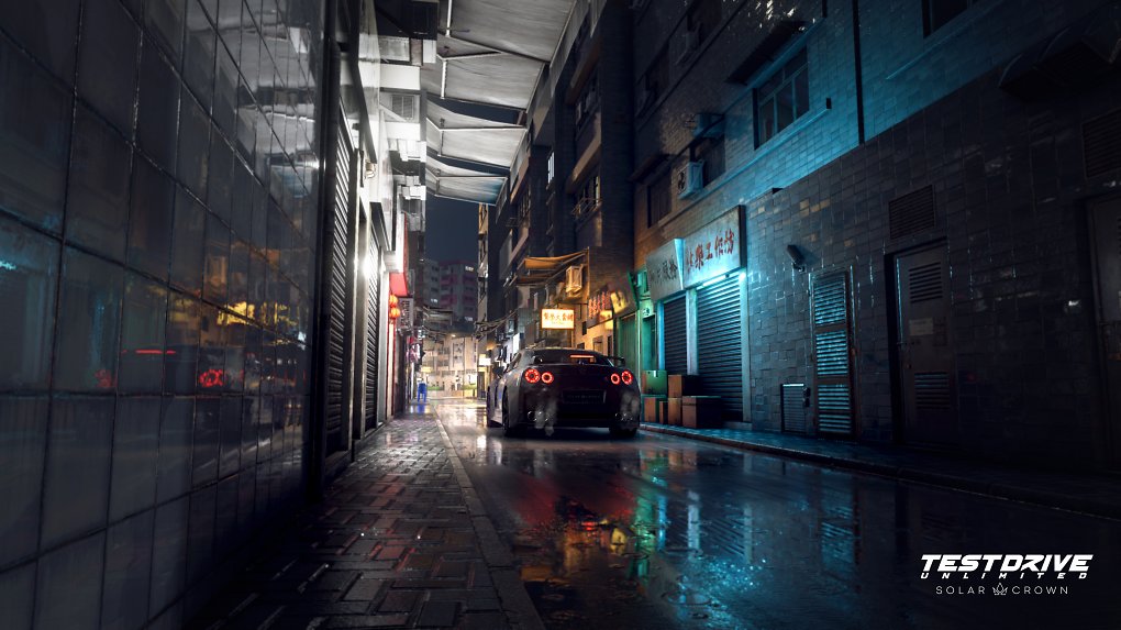 Rennauto in enger Gasse