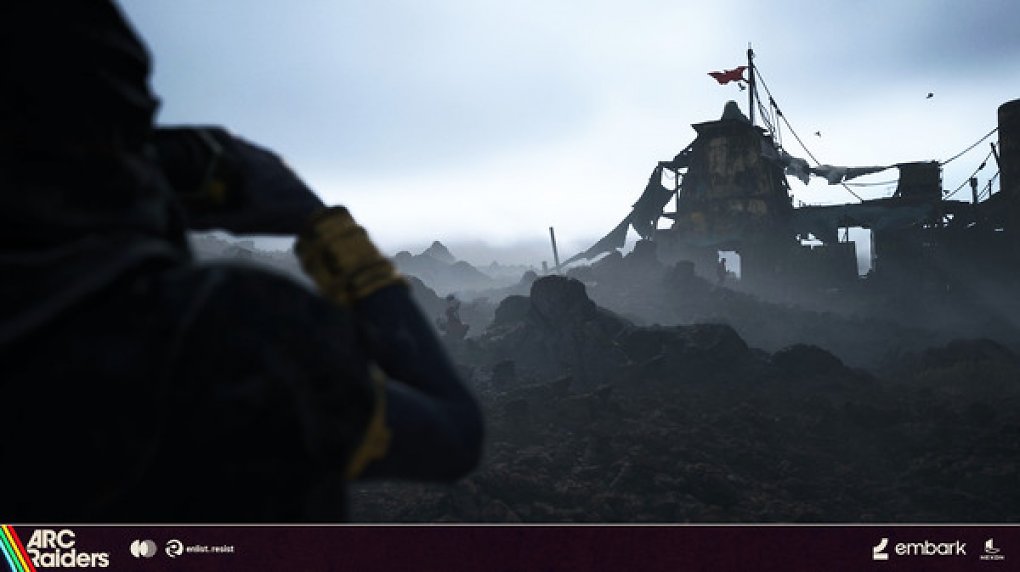 Raider schaut mit dem Fernglas in die Ferne