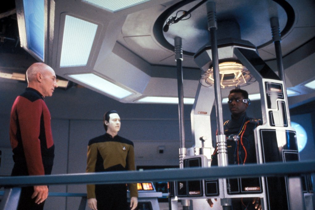 Geordi hängt am Interface und begegnet in der Virtual Reality seiner verschollenen Mutter.