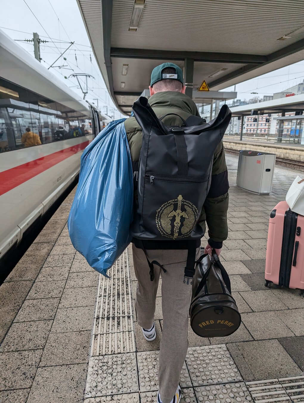 PC Games Redakteur mit Müllsack über den Schultern