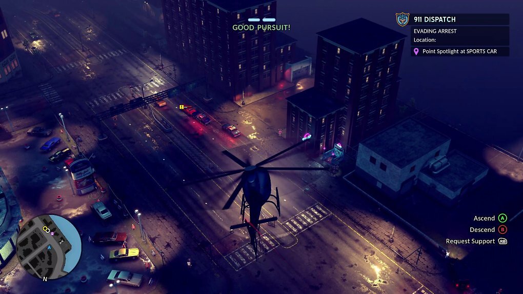 Ein Hubschrauber kreist über der Stadt