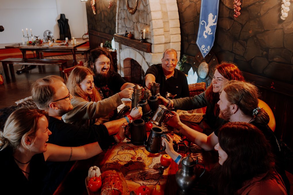 Eine Gruppe Freunde stößt mit Bierkrügen an