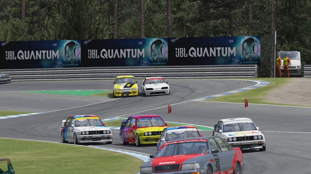 Klassisch geht es hin und wieder in RaceRoom Racing Experience zu. Mit den Fahrzeugen der DTM-Saison 1992 brettern wir sogar über das alte Layout des Hockenheimrings.