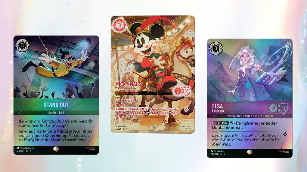 Links und rechts Mythisch, in der Mitte Ikonisch: Die beiden neuen Kartentypen aus Disney Lorcana können sich sehen lassen.
