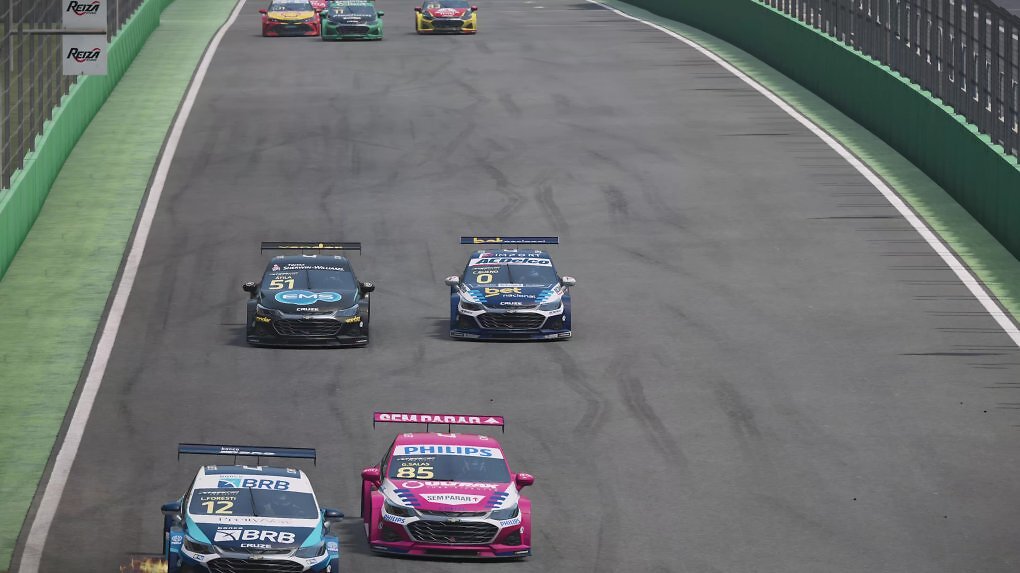 Positionskämpfe sorgen für einen ordentlichen Adrenalinschub. Wer selbst schon einmal in einem Simulator saß, weiß, wie anstrengend Sim-Racing sein kann.