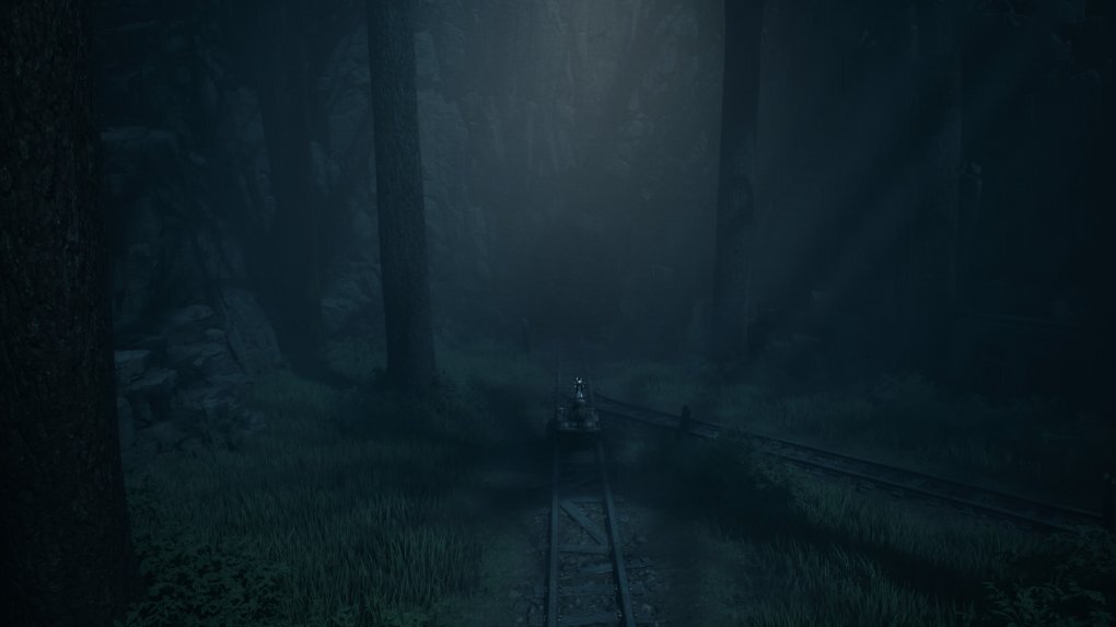 Junge und Mädchen stehen auf einer Draisine, bevor die Schine in einen Tunnel führt.